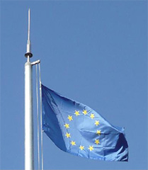 Atskirai stovintis žaibolaidis su vėliavos laikikliu